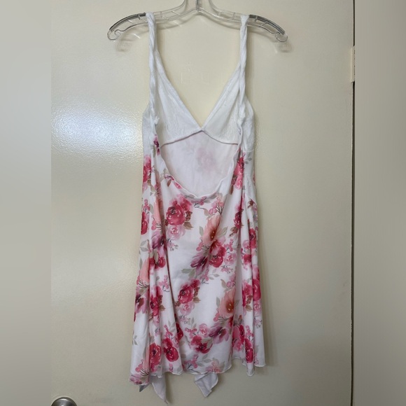 Floral mini dress with lace detail - Picture 3 of 8